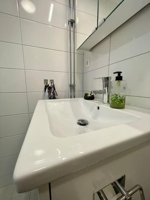 Newly Built Bright Apartment, Close To Everything If You Want To Visit Stockholm, You Will Find The Perfect Accommodation Here! Ferry Line 80 Makes It Very Convenient And Easy To Get To The City Center Nacka Exterior foto